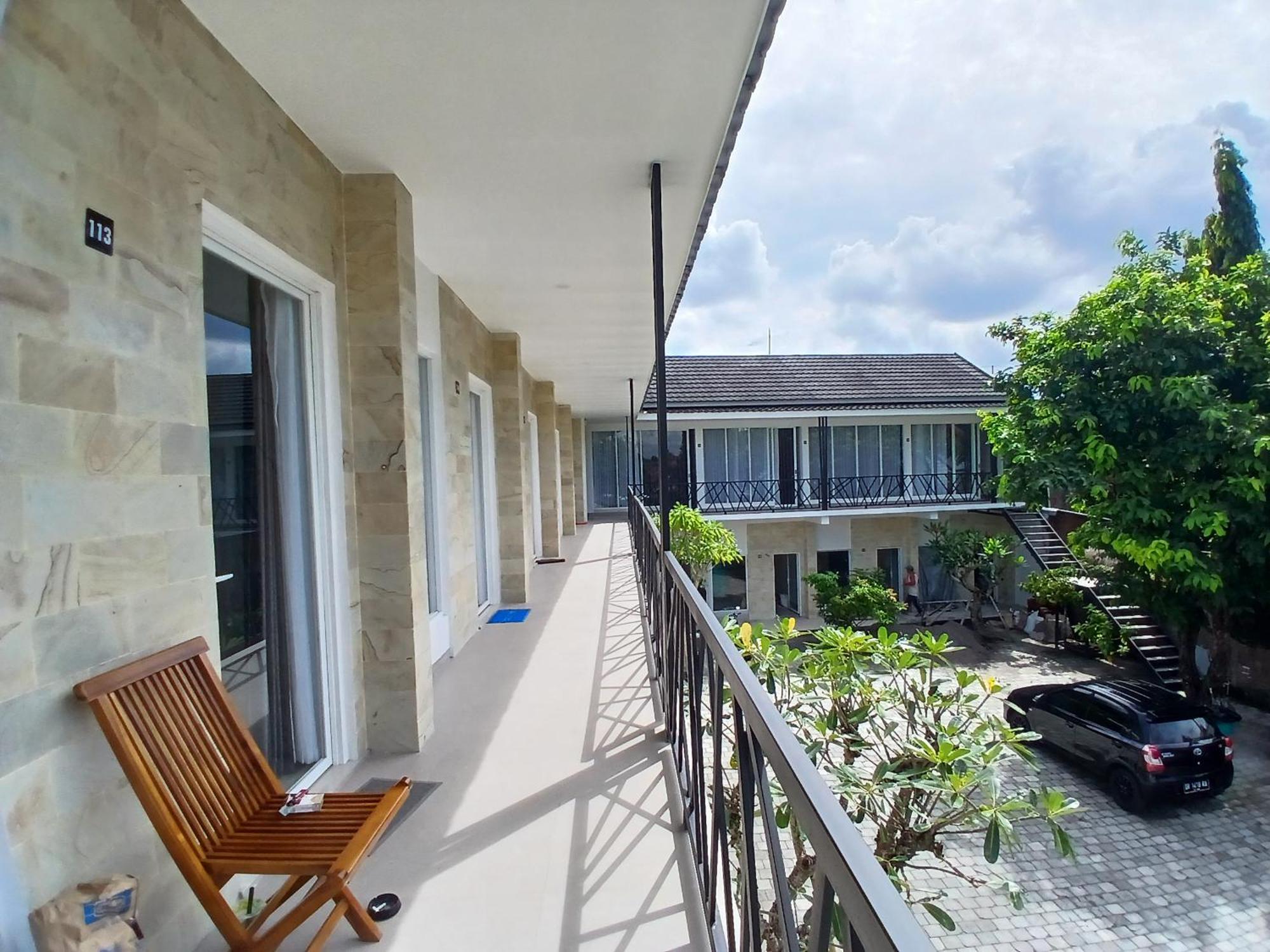 Zavana Rooms & Restaurant Tanjungkarang Exterior foto
