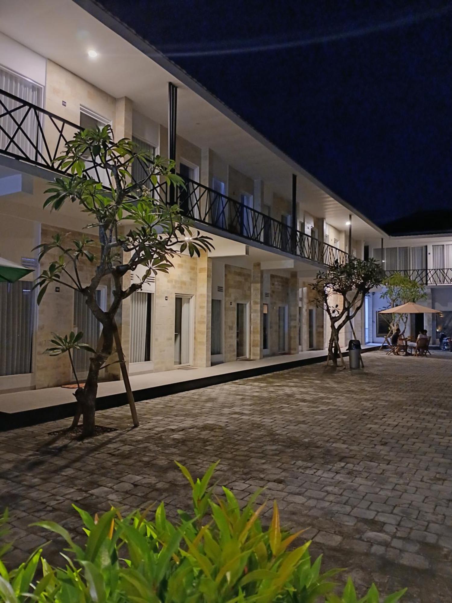 Zavana Rooms & Restaurant Tanjungkarang Exterior foto